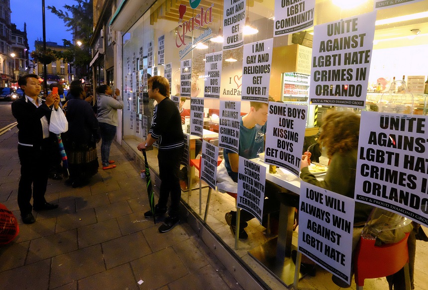A cafe window in London (Flickr/Alisdare Hickson, Creative Commons)