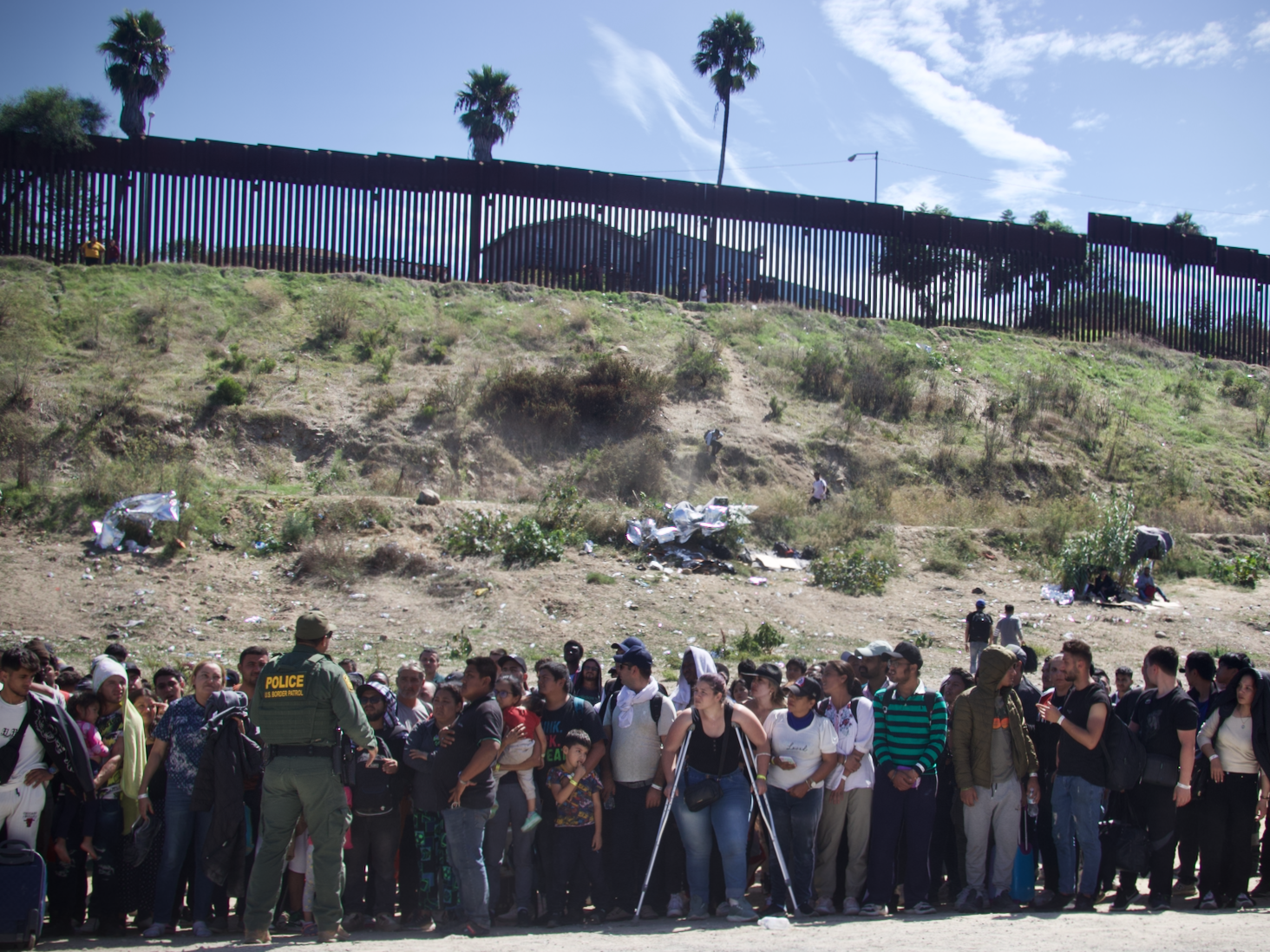 people migrating held at the border