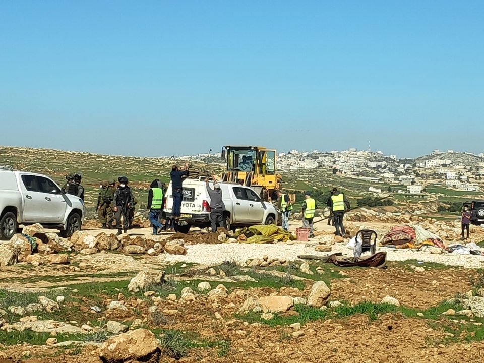 Confiscation of tent in Susya. Photo: Almuna project
